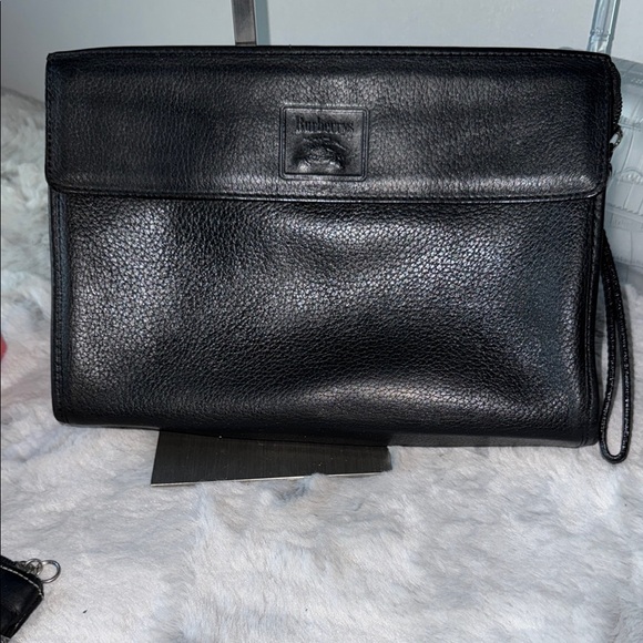 Burberrys Elegant Black Textured Leather Clutch - Picture 1 of 10